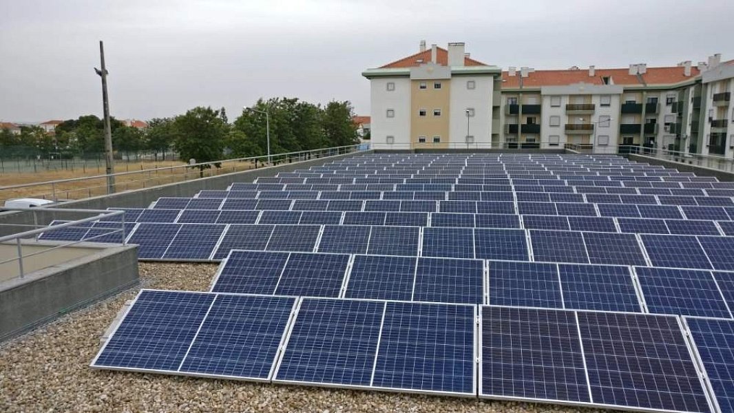 Ökologische Auswirkungen und Nachhaltigkeit: Photovoltaikanlagen und selbsttragende Blöcke auf Flachdächern
