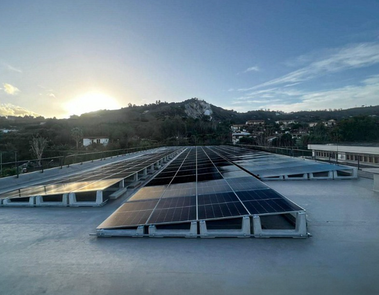 Photovoltaik auf dem Flachdach: Warum eine Betonkonstruktion wählen?